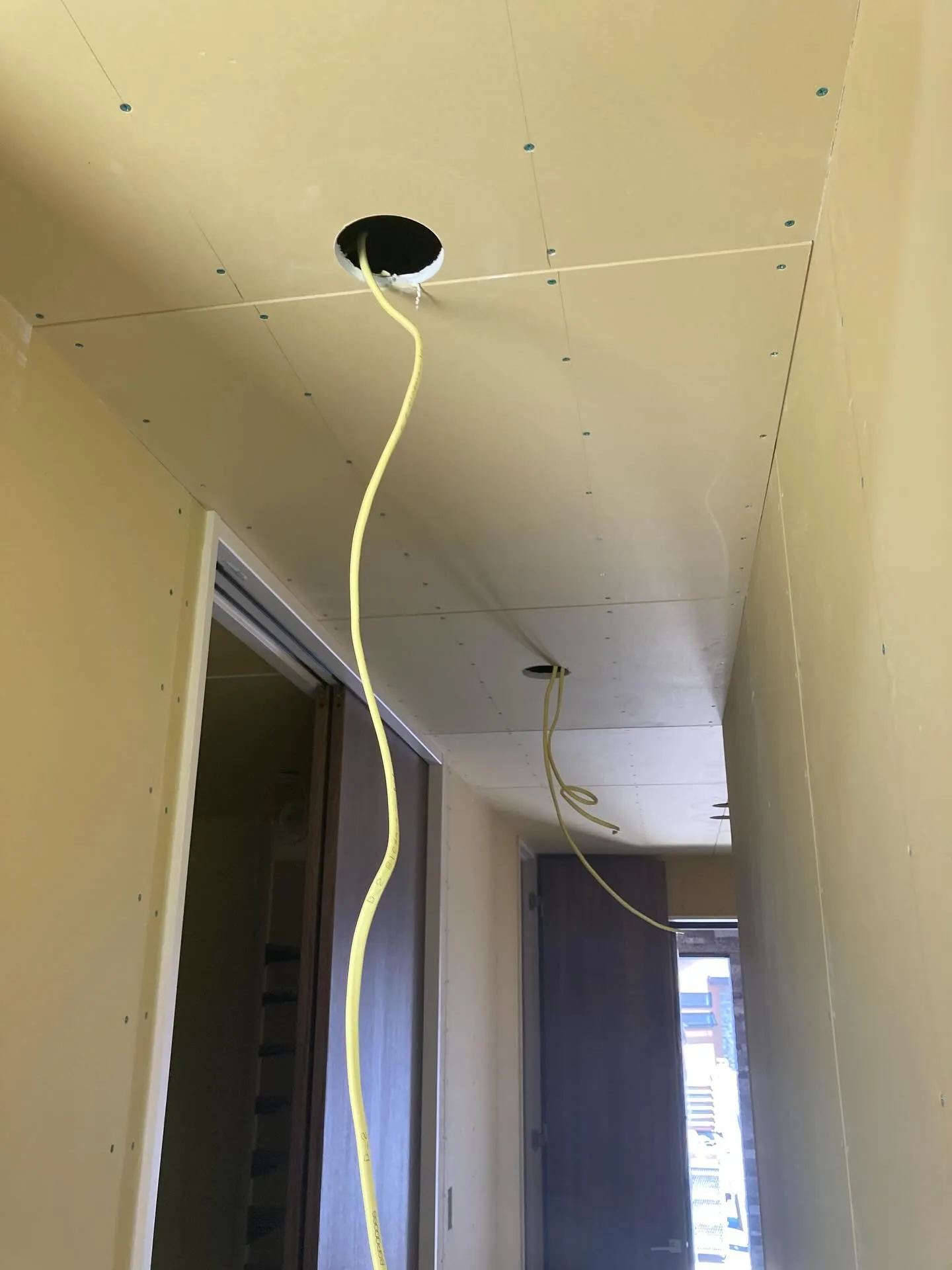 本日は新築ボード開口