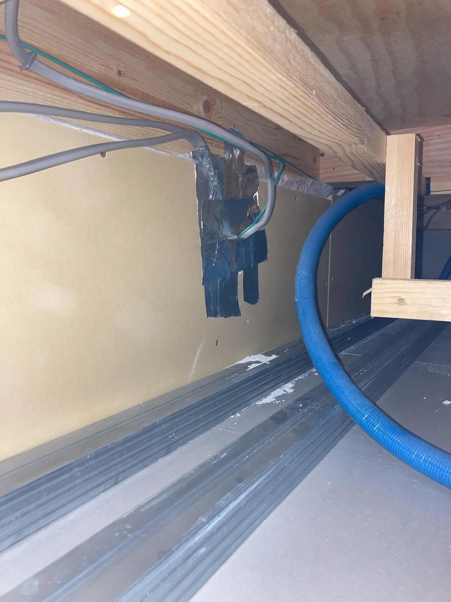 本日は新築ボード開口